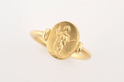 null Bague en or jaune 18k ornée de l'empreinte d'une intaille romaine figurant un...