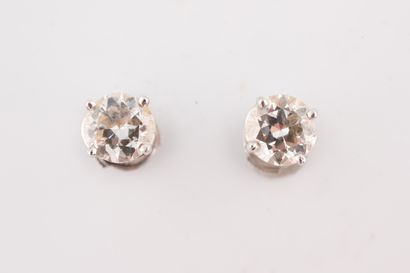 null Paire de boutons d'oreilles en or blanc 18k ornés chacun d'un diamant taille...