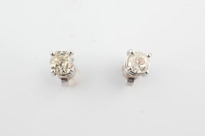 null Paire de boutons d'oreilles en or blanc 18k ornés de diamants taille ancienne...
