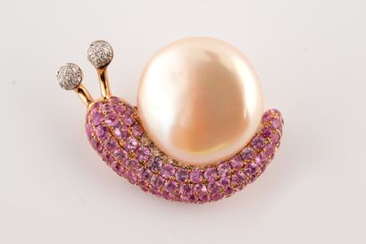 null Broche en or rose 18k représentant un escargot, la coquille formée par une perle...
