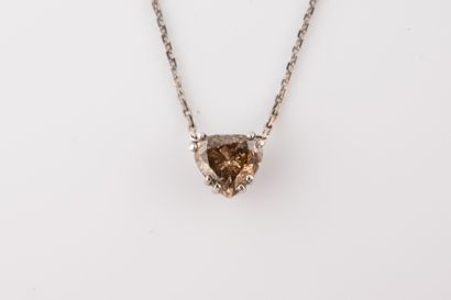 null Collier "d'amour" en or blanc 18k orné d'un diamant taille cœur de 0,90ct couleur...