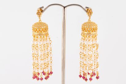 null Paire de pendants d'oreilles Pompons en or jaune 9k retenant des perles baroques...