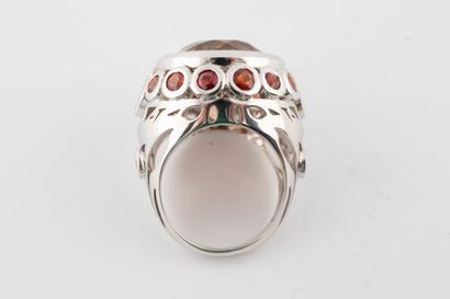 null Bague moderniste en or blanc 18k ornée d’une topaze ronde de 9cts environ flanquée...