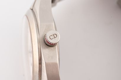 null DIOR Paris 
Modèle Chiffre Rouge 
Montre bracelet en acier. Boitier circulaire....