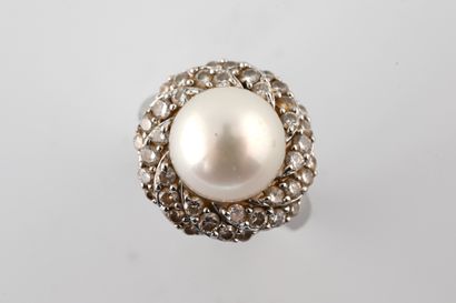 null Bague or blanc 185 surmontée d'une perle de culture d'un diamètre de 10mm dans...