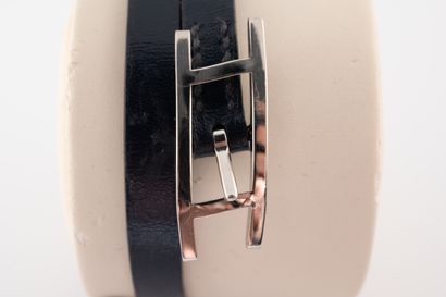 null HERMÈS Paris
Bracelet en cuir double tour de poignet retenant une boucle "H"...