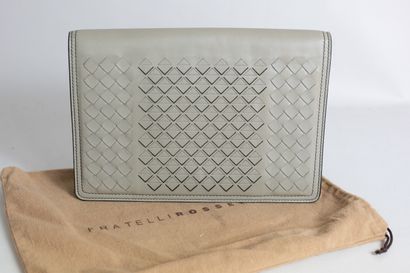 null BOTTEGA VENETA
Pochette en cuir tressé de couleur gris taupe composée de deux...