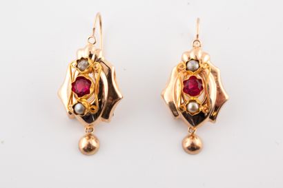 null Paire de pendants d'oreilles en or jaune 18k ornés chacun de demi-perles, pierres...