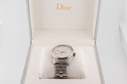 null DIOR Paris 
Modèle Chiffre Rouge 
Montre bracelet en acier. Boitier circulaire....