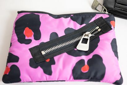 null SONIA RYKIEL. Lot composé de : 
- Pochette en nylon à motif tacheté rose, noir...