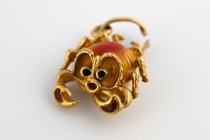 null Pendentif en or jaune 18k représentant un crabe émaillé dans les tons rouges...