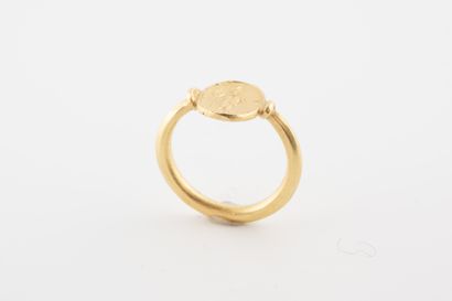 null Bague en or jaune 18k ornée de l'empreinte d'une intaille romaine figurant un...