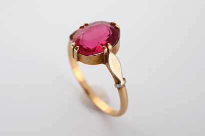 null Bague en or jaune 18k ornée d'une pierre rouge ovale. 
Poids brut : 2,80gr....