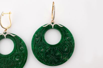 null Paire de pendants d'oreilles en or jaune 18k retenant des plaques de jade circulaires...