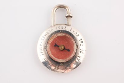 null HERMÈS Paris 
Porte-clés formant boussole en argent 925/°°, à fond corail, le...