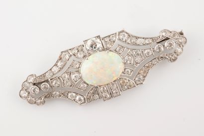 null Broche en platine centrée d'une opale ovale en cabochon de 4,50cts environ soulignée...