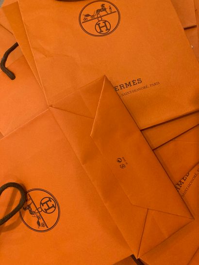 null Un fort lot de sacs d’emballage en papier orange signés Hermès Paris.
Formats...