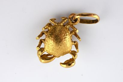 null Pendentif en or jaune 18k représentant un crabe émaillé dans les tons rouges...