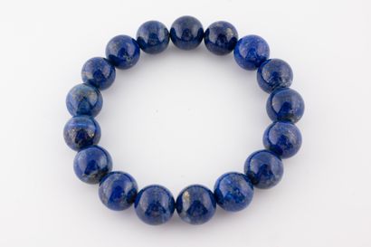 null Bracelet composé de perles de lapis lazulis. 
Poids : 50,30gr