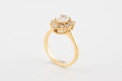 null Bague en or jaune 18k griffée d'un diamant taille poire de 0,90cts environ dans...