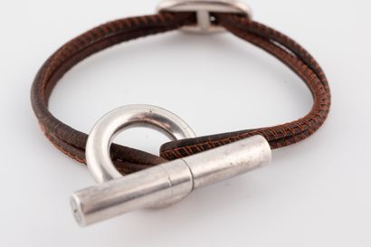 null HERMÈS Paris
Bracelet en cuir marron retenant une boucle en argent 925/°°, système...