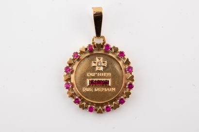 null Médaille d'amour en or jaune18k porte l'inscription " + qu'hier - que demain"...
