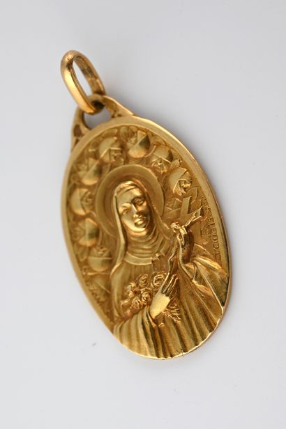 null MAZZONI pour la maison AUGIS
Médaille en or jaune 18k représentant la vierge...