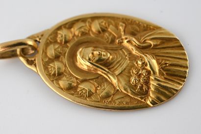null MAZZONI pour la maison AUGIS
Médaille en or jaune 18k représentant la vierge...