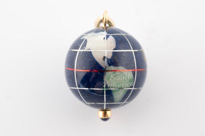 null Pendentif Map Monde en or jaune 18k et marqueterie de pierres dures : lapis...