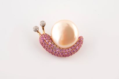 null Broche en or rose 18k représentant un escargot, la coquille formée par une perle...