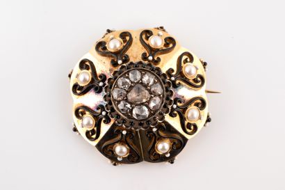 null Broche circulaire en or jaune 18k centrée d'un pavage de diamants taille rose...