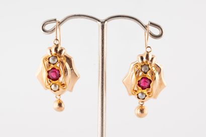 null Paire de pendants d'oreilles en or jaune 18k ornés chacun de demi-perles, pierres...