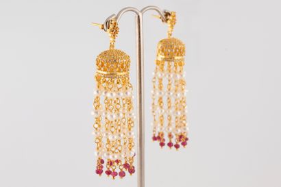 null Paire de pendants d'oreilles Pompons en or jaune 9k retenant des perles baroques...