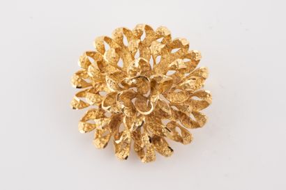 null Broche circulaire en or jaune 18k à motif d'une fleur stylisée.
Poids : 8,80...