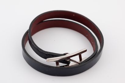 null HERMÈS Paris
Bracelet en cuir double tour de poignet retenant une boucle "H"...