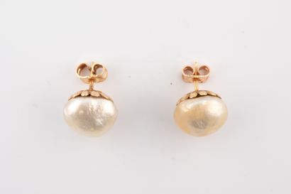 null Clous d'oreilles en or jaune 14k ornés chacun d'une perle baroque d'un diamètre...