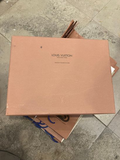 null Un lot divers de sacs d’emballage en papier marron signés Louis Vuitton.
Formats...