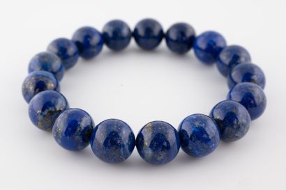 null Bracelet composé de perles de lapis lazulis. 
Poids : 50,30gr