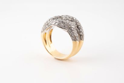 null Bague nœud en or blanc et or jaune 18k pavée de diamants.
Poids brut : 11,70gr....