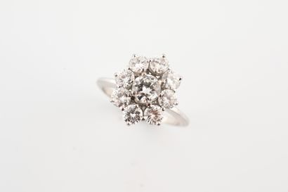 null Bague fleur en or blanc 18k ornée d'un diamant central dans un entourage de...