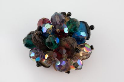 null LINE VAUTRIN (191 -,1997)
Broche en résine talosel et perles facettées multicolores....