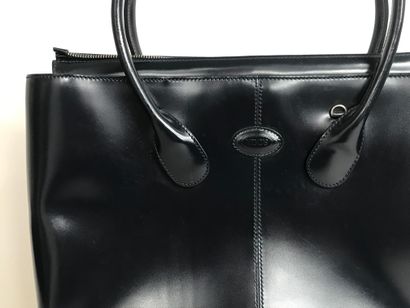 null TOD'S 
Sac cabas en cuir lisse noir, à double poignée. Une poche zippée à l'intérieur....