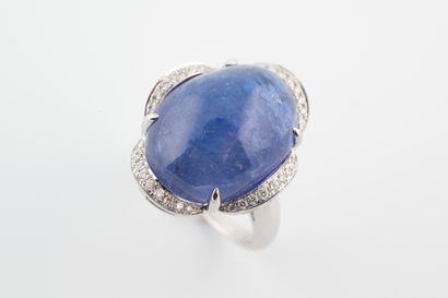 null Bague en or blanc 18k ornée d'une tanzanite en cabochon de 20cts environ dans...