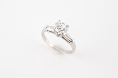 null Bague solitaire en platine ornée d'un diamant taille brillant de 1ct, couleur...