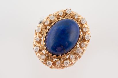 null Importante bague en or jaune 14k surmontée d'un cabochon de Lapis Lazuli serti...