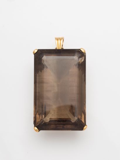 null Important pendentif en or jaune 18k orné d'un quartz fumé taille émeraude de...