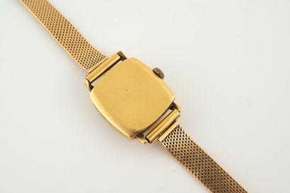 null OMEGA, vers 1960
Montre bracelet en or jaune 18k. Boitier carré, vitre légèrement...
