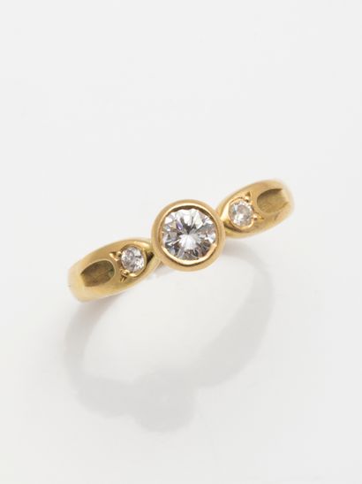 null AUGIS
Bague solitaire en or jaune 18k surmontée d'un diamant taille brillant...