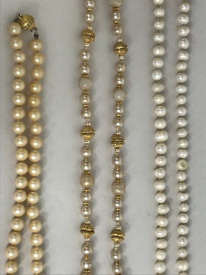 null Lot de bijoux fantaisie en perles et métal doré comprenant 2 sautoirs et un...