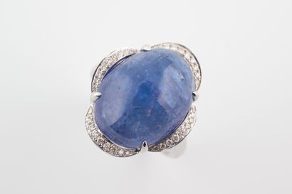 null Bague en or blanc 18k ornée d'une tanzanite en cabochon de 20cts environ dans...